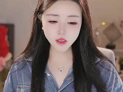 Qiaoqiao  online show from 12-16-25, 04:22