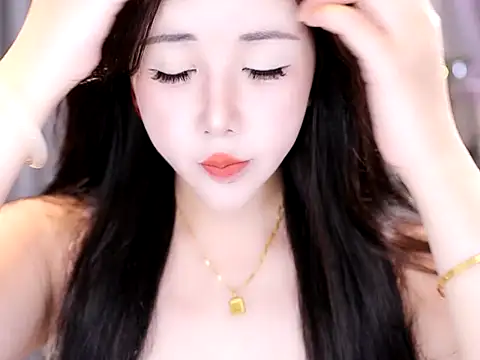 Qiaoqiao  online show from 10-16-25, 06:21