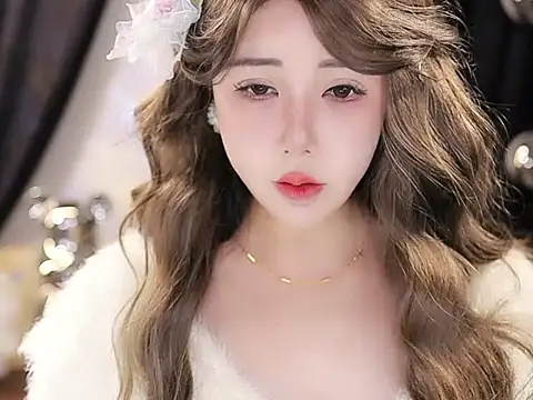 Qiaoqiao  online show from 09-17-25, 05:04