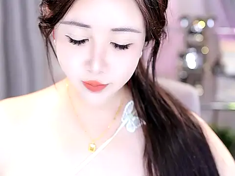Qiaoqiao  online show from 10-18-25, 07:10