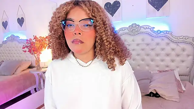 NiaColusi online show from 11-17-25, 06:56