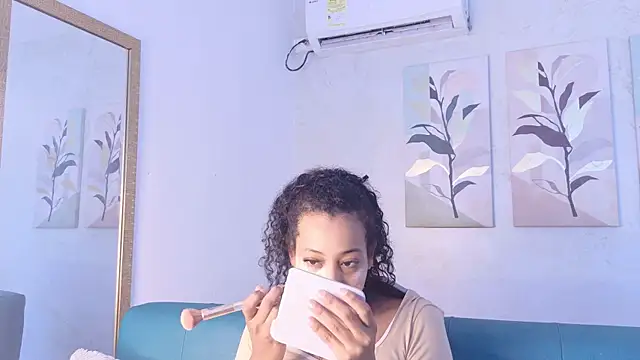 Snapshot of flavia_cruz chatting on 06-16-26, 12:05 flavia cruz online show from 06-16-26, 12:05