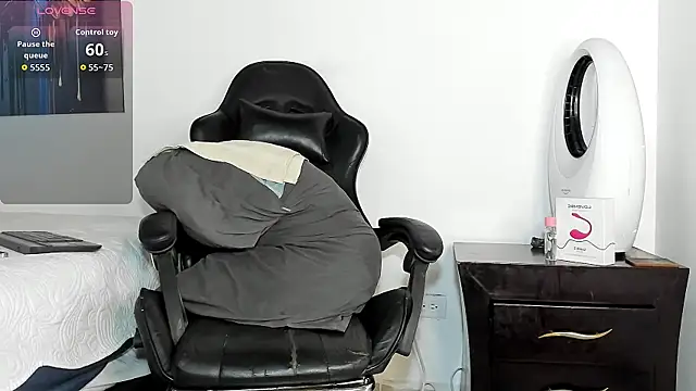 tizziano castillo  online show from 03-07-26, 06:24