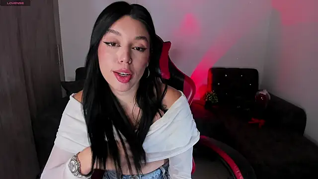 Snapshot of zoee_jackson chatting on 05-13-26, 04:30 zoee jackson online show from 05-13-26, 04:30