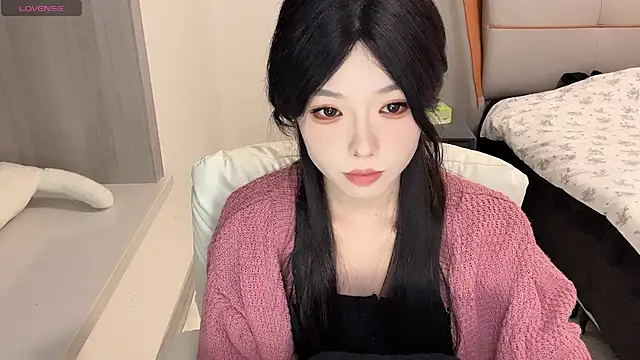 Snapshot of Q-ing chatting on 12-14-24, 04:08 Q-ing online show from 12-14-24, 04:08