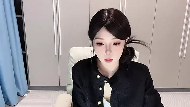 Snapshot of Q-ing chatting on 10-13-25, 01:02 Q-ing online show from 10-13-25, 01:02