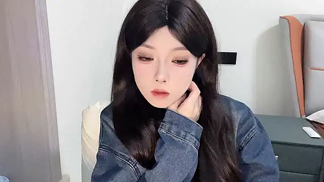 Snapshot of Q-ing chatting on 02-16-25, 04:10 Q-ing online show from 02-16-25, 04:10