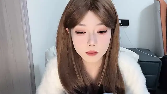 Snapshot of Q-ing chatting on 02-25-25, 03:20 Q-ing online show from 02-25-25, 03:20