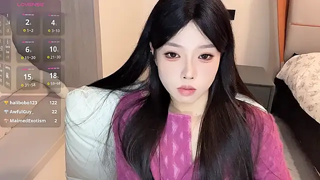 Snapshot of Q-ing chatting on 12-12-24, 05:48 Q-ing online show from 12-12-24, 05:48