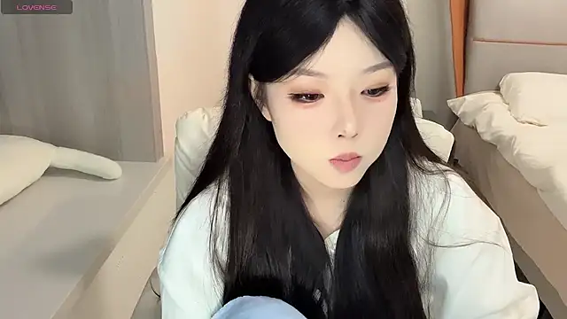 Snapshot of Q-ing chatting on 12-31-24, 03:31 Q-ing online show from 12-31-24, 03:31