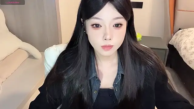 Snapshot of Q-ing chatting on 12-13-24, 05:10 Q-ing online show from 12-13-24, 05:10