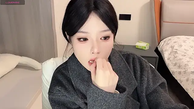 Snapshot of Q-ing chatting on 12-27-24, 07:14 Q-ing online show from 12-27-24, 07:14