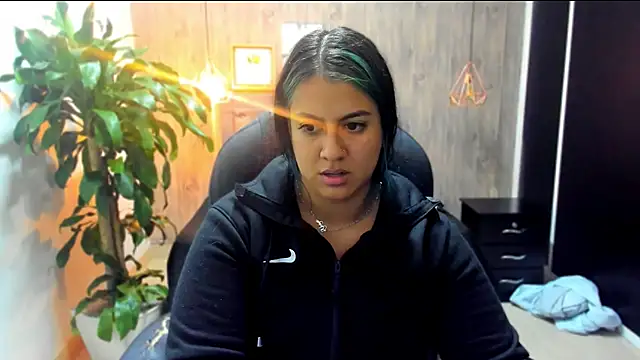 Snapshot of Xisu_ chatting on 02-19-25, 03:50 Xisu online show from 02-19-25, 03:50