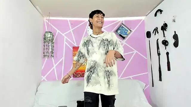 Snapshot of Fresahot2005 chatting on 02-07-25, 07:17 Fresahot2005 online show from 02-07-25, 07:17