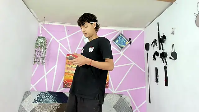 Snapshot of Fresahot2005 chatting on 01-30-25, 07:15 Fresahot2005 online show from 01-30-25, 07:15