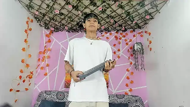 Snapshot of Fresahot2005 chatting on 11-22-25, 10:14 Fresahot2005 online show from 11-22-25, 10:14