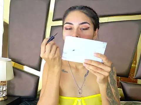 Snapshot of NicoleEsposito chatting on 10-17-25, 01:13 NicoleEsposito online show from 10-17-25, 01:13