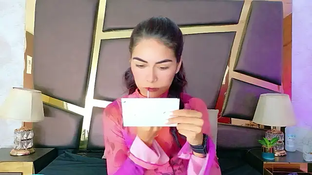 Snapshot of NicoleEsposito chatting on 10-04-25, 12:39 NicoleEsposito online show from 10-04-25, 12:39