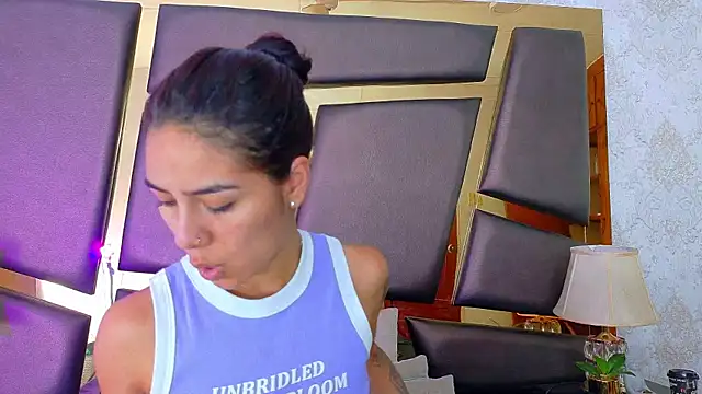 Snapshot of NicoleEsposito chatting on 10-09-25, 01:00 NicoleEsposito online show from 10-09-25, 01:00