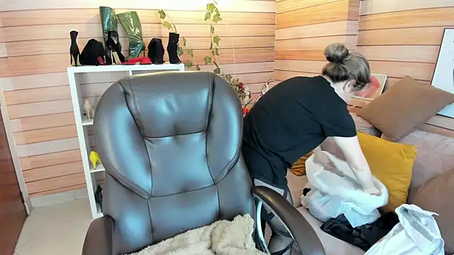 Snapshot of Victoria_collins_1 chatting on 12-20-25, 12:08 Victoria collins 1 online show from 12-20-25, 12:08