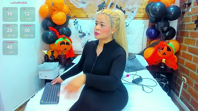 Snapshot of Dulcex69 chatting on 10-14-25, 11:44 Dulcex69 online show from 10-14-25, 11:44