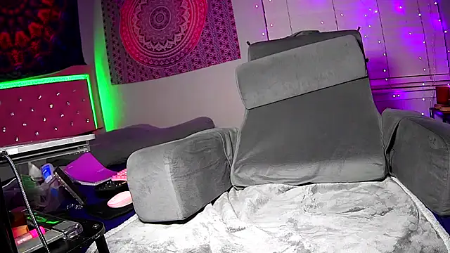 Tatithegoddess online show from 10-21-25, 04:34