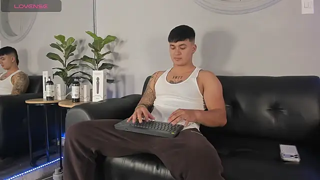 Snapshot of Cristopher_strong chatting on 04-25-26, 02:14 Cristopher strong online show from 04-25-26, 02:14