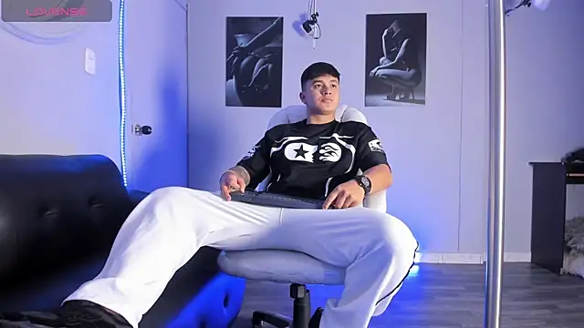 Snapshot of Cristopher_strong chatting on 02-25-26, 01:55 Cristopher strong online show from 02-25-26, 01:55