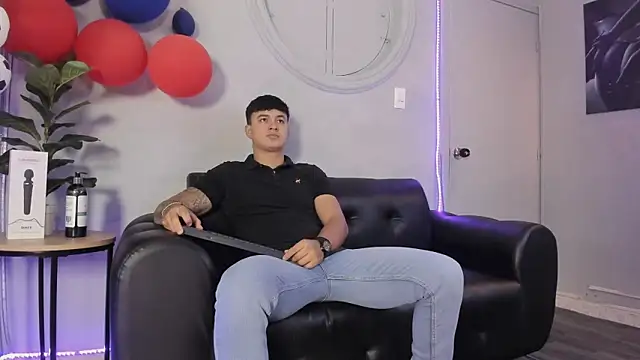 Snapshot of Cristopher_strong chatting on 06-19-26, 12:00 Cristopher strong online show from 06-19-26, 12:00