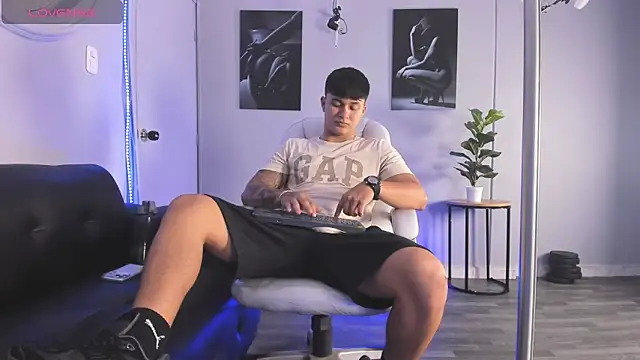 Snapshot of Cristopher_strong chatting on 03-03-26, 01:40 Cristopher strong online show from 03-03-26, 01:40