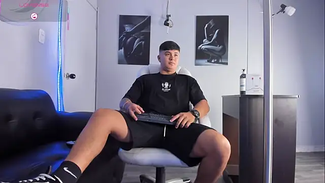 Snapshot of Cristopher_strong chatting on 02-18-26, 01:29 Cristopher strong online show from 02-18-26, 01:29