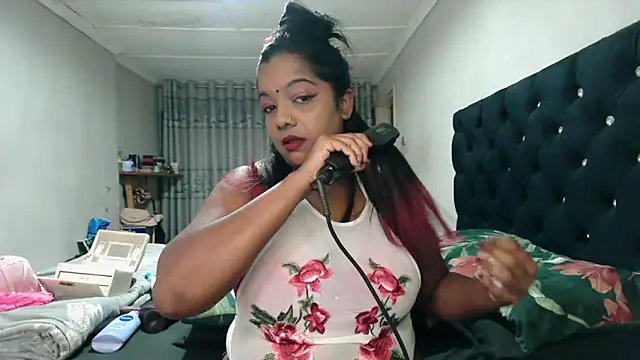Snapshot of Indianmayaxoxo chatting on 09-24-25, 10:00 Indianmayaxoxo online show from 09-24-25, 10:00