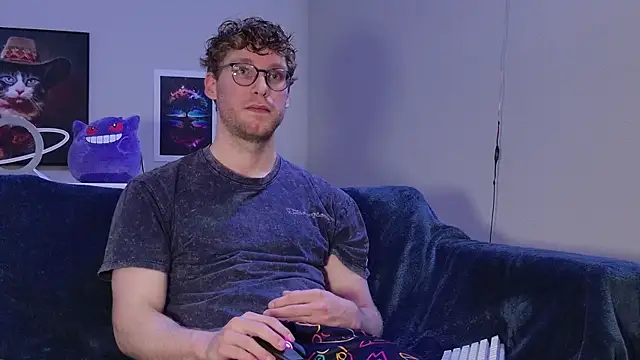 Snapshot of BlueEyedTallGuy94 chatting on 10-29-25, 12:53 BlueEyedTallGuy94 online show from 10-29-25, 12:53