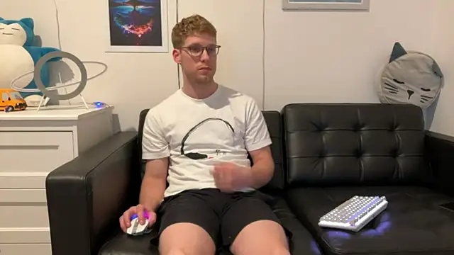 Snapshot of BlueEyedTallGuy94 chatting on 12-19-24, 04:56 BlueEyedTallGuy94 online show from 12-19-24, 04:56