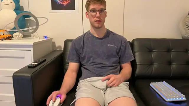 Snapshot of BlueEyedTallGuy94 chatting on 01-12-25, 01:32 BlueEyedTallGuy94 online show from 01-12-25, 01:32