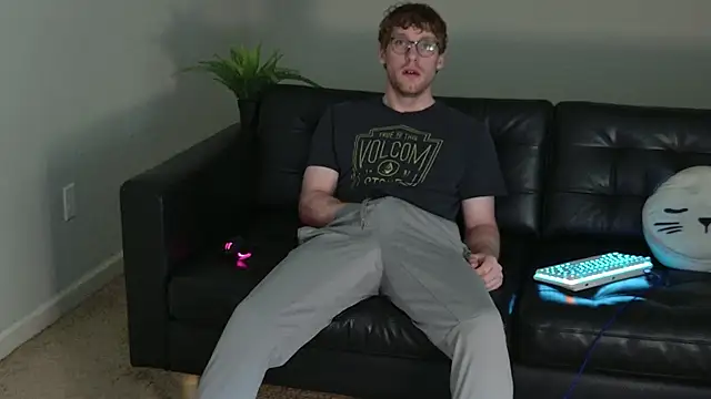 Snapshot of BlueEyedTallGuy94 chatting on 09-13-25, 04:40 BlueEyedTallGuy94 online show from 09-13-25, 04:40