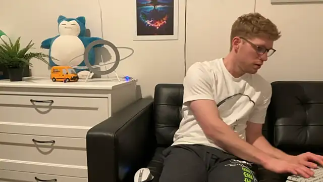 Snapshot of BlueEyedTallGuy94 chatting on 12-15-24, 04:40 BlueEyedTallGuy94 online show from 12-15-24, 04:40