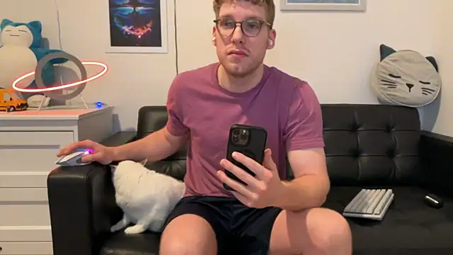 Snapshot of BlueEyedTallGuy94 chatting on 12-19-24, 08:55 BlueEyedTallGuy94 online show from 12-19-24, 08:55