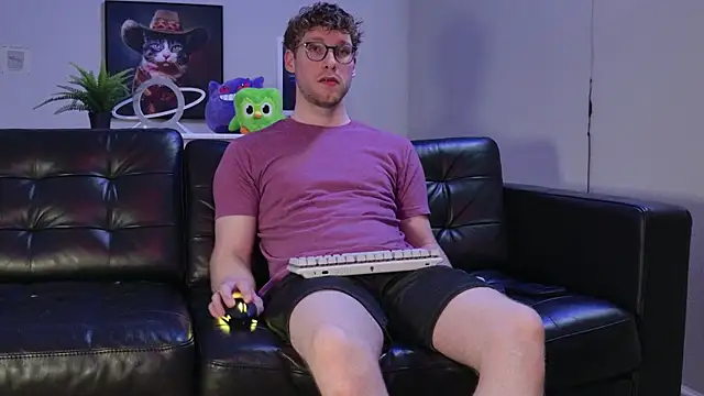 Snapshot of BlueEyedTallGuy94 chatting on 10-15-25, 12:42 BlueEyedTallGuy94 online show from 10-15-25, 12:42