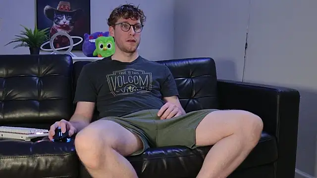 Snapshot of BlueEyedTallGuy94 chatting on 10-28-25, 01:06 BlueEyedTallGuy94 online show from 10-28-25, 01:06