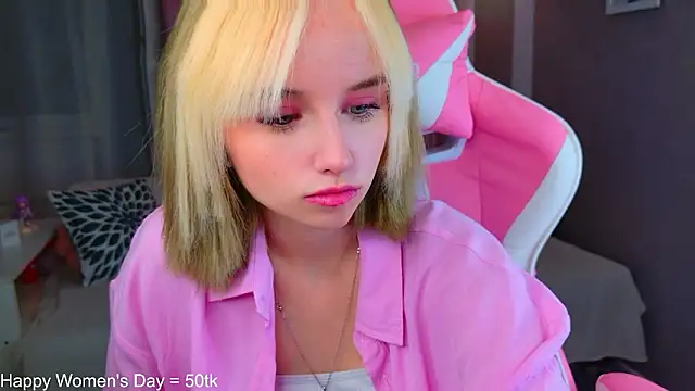 Snapshot of b4by_LoL1 chatting on 03-08-26, 03:26 b4by LoL1 online show from 03-08-26, 03:26