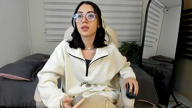 Snapshot of Catyloves chatting on 01-10-26, 11:00 Catyloves online show from 01-10-26, 11:00