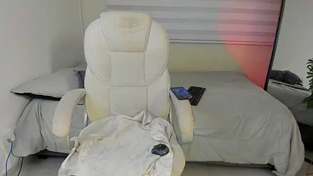 Snapshot of Catyloves chatting on 12-20-25, 10:23 Catyloves online show from 12-20-25, 10:23