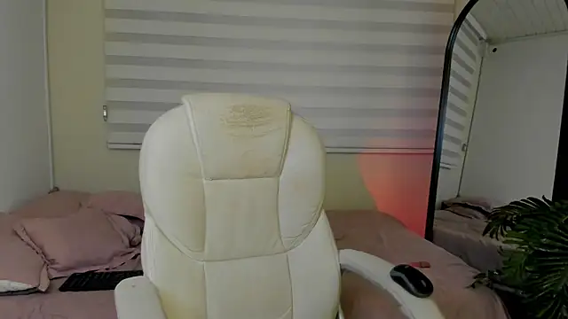 Snapshot of Catyloves chatting on 12-16-25, 10:14 Catyloves online show from 12-16-25, 10:14