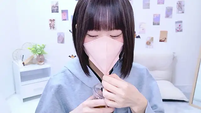 Im Yu-na online show from 10-25-25, 01:45