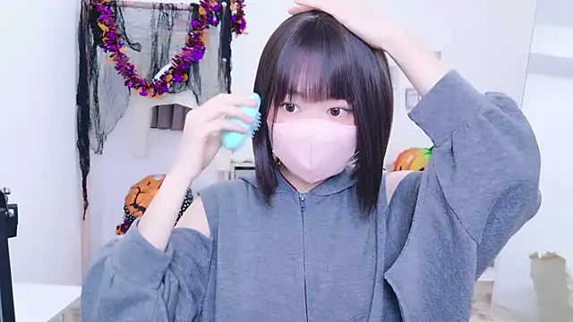 Im Yu-na online show from 10-31-25, 11:07