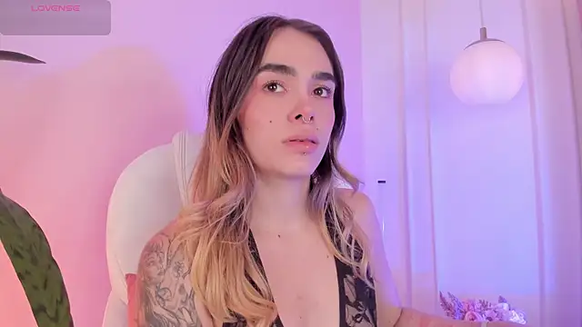 Lucy Vega online show from 11-07-25, 04:50