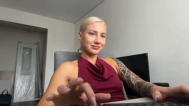 Snapshot of AnneBall chatting on 06-17-26, 08:47 AnneBall online show from 06-17-26, 08:47