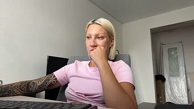 Snapshot of AnneBall chatting on 07-15-26, 10:00 AnneBall online show from 07-15-26, 10:00