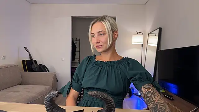 AnneBall online show from 10-31-25, 03:19